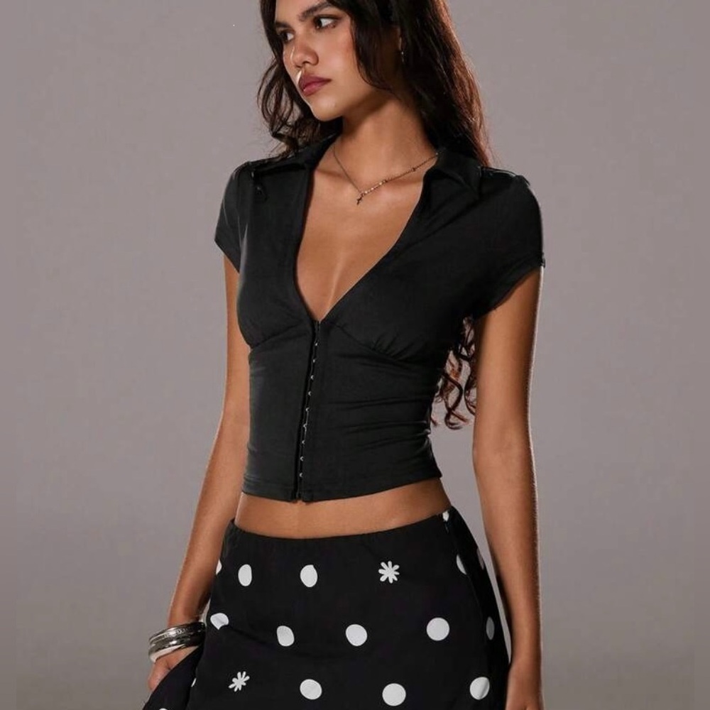 NWOT BLACK BEAUTIFUL CORSET TOP WITH COLLAR AND V NECK! SEXY AND VERSATILE!
